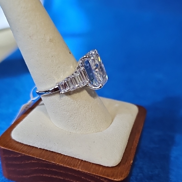 Ring - Picture 3 of 4